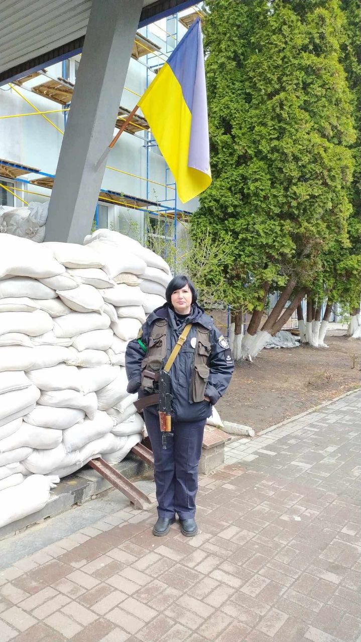 Написаного жінкою, яка працювала поліцейською, у відповідь на цитату Елберта Хаббарда:"Щоб уникнути критики, нічого не кажи, нічого не роби, будь ніким".